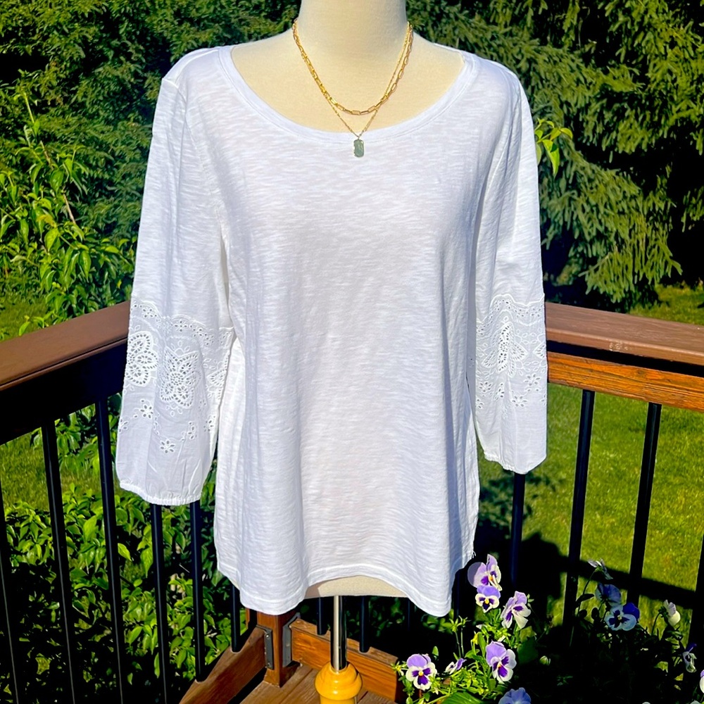 White cotton tee with eyelet sleeves